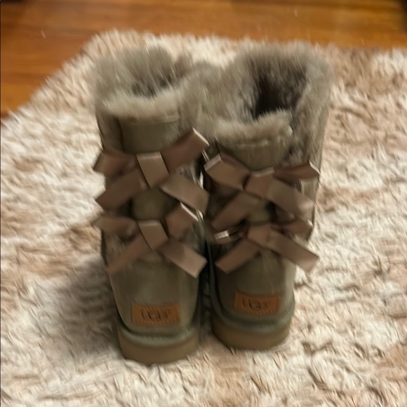 Women's Shearling-Lined Ugg Boots - Picture 4 of 7